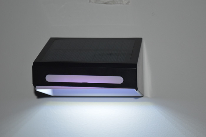 Lumière de mur étanche à l'eau LED éclairage de jardin solaire Lumière de quai solaire