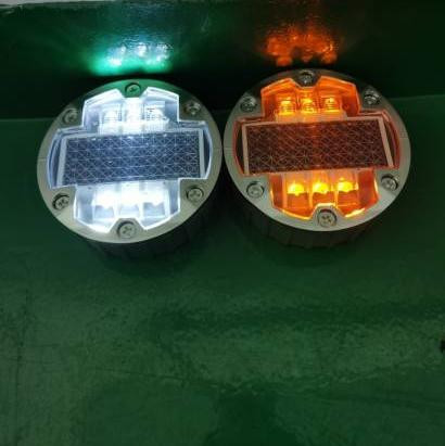 Des bornes solaires avec une variété de couleurs de lumière LED pour une meilleure visibilité sur la route