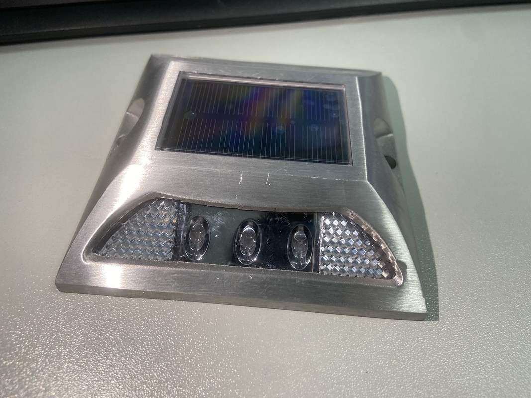 Poteaux routiers solaires en alliage d'aluminium PC avec niveau d'étanchéité IP68 et source lumineuse LED