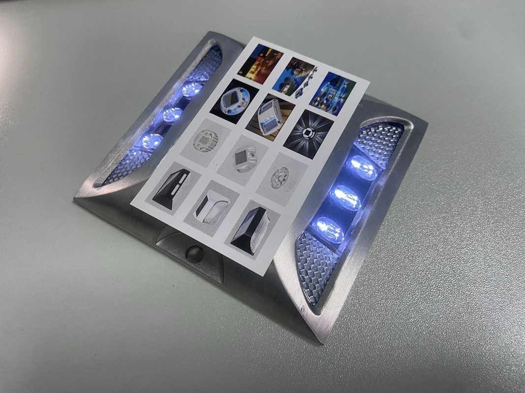Poteaux routiers solaires en alliage d'aluminium PC avec niveau d'étanchéité IP68 et source lumineuse LED