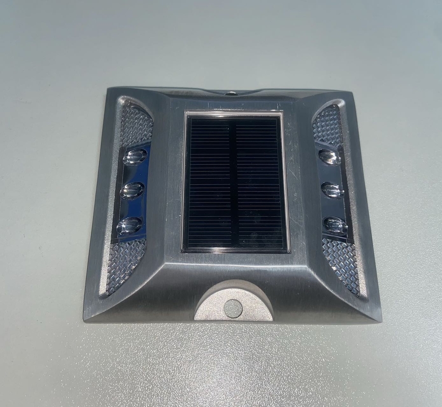 Poteaux routiers solaires en alliage d'aluminium PC avec niveau d'étanchéité IP68 et source lumineuse LED