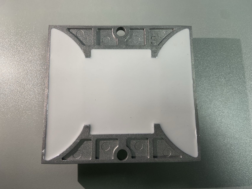 Poteaux routiers solaires en alliage d'aluminium PC avec niveau d'étanchéité IP68 et source lumineuse LED