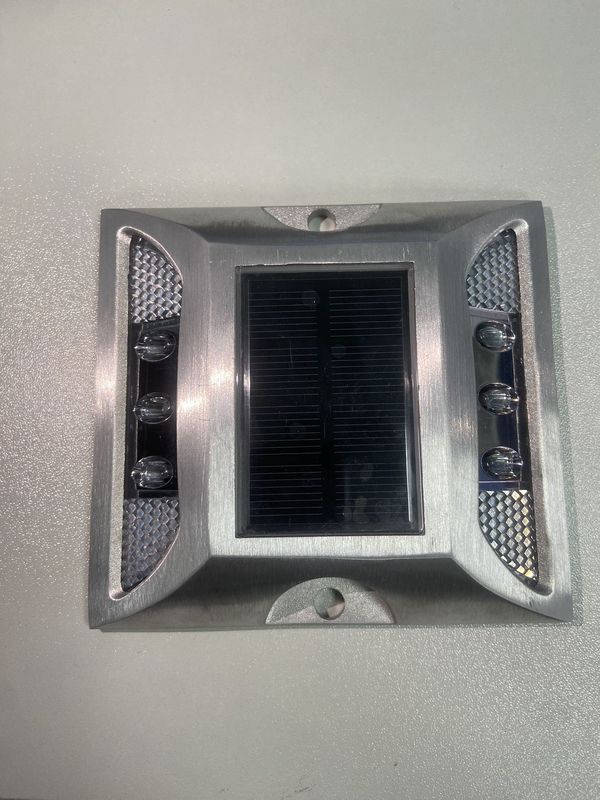 Des étriers solaires colorés améliorent la sécurité avec un niveau d'étanchéité IP68