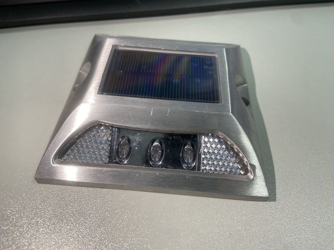 Des étriers solaires colorés améliorent la sécurité avec un niveau d'étanchéité IP68