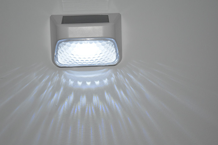 100g de lumière de clôture solaire noire ABS PMMA chaud blanc RVB 20 lumens étanche IP65 4,5 heures de charge