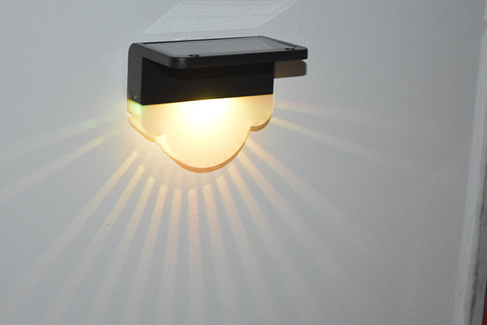 Lumière de clôture de jardin solaire étanche à l'eau extérieure Couleurs multiples