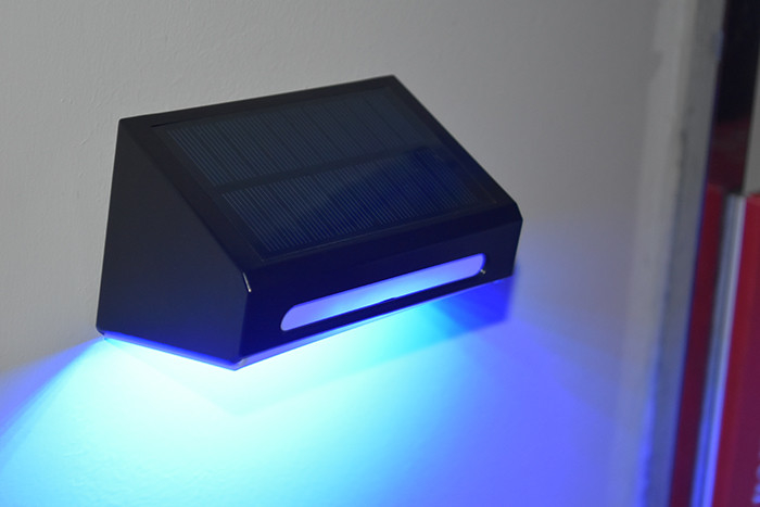 Lumière solaire extérieure RGB blanche chaude et lumineuse Ternary batterie au lithium IP65 imperméable à l'eau