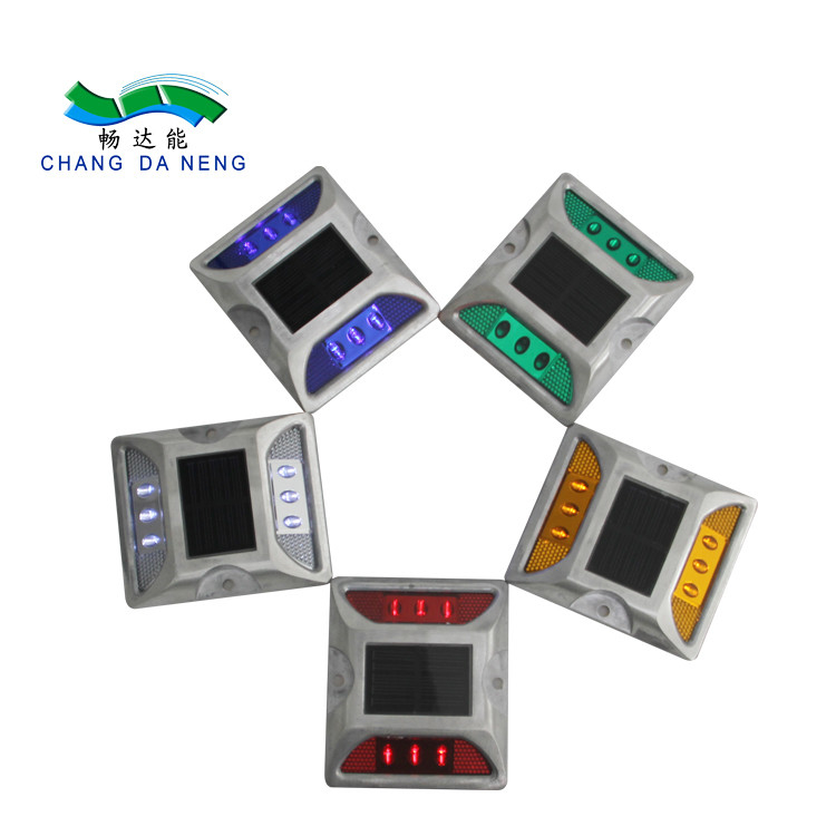 Blanc Jaune Rouge Bleu Vert 330g 2V LED Solar Powered Road Studs Température de fonctionnement -20C- 70C Alliage d'aluminium
