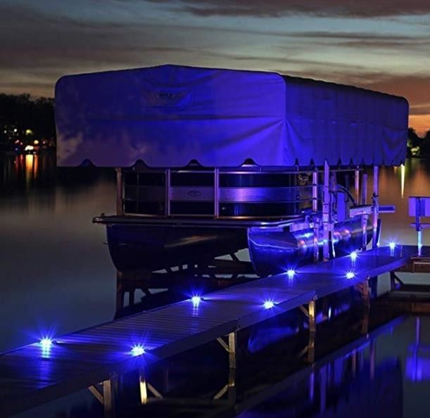 Des poteaux solaires de longue durée avec 12 sources lumineuses LED en blanc jaune rouge bleu ou vert