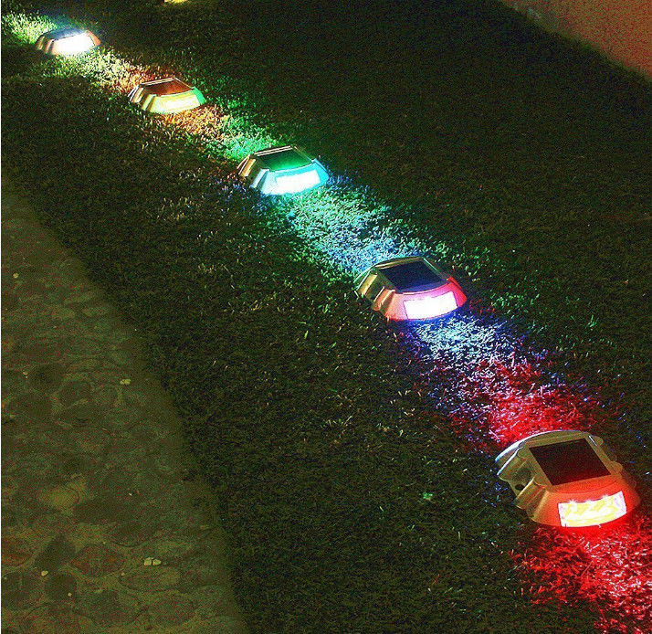 Des poteaux solaires de longue durée avec 12 sources lumineuses LED en blanc jaune rouge bleu ou vert