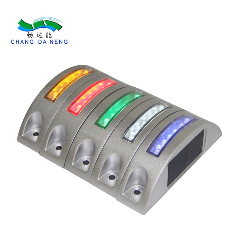 La forme de demi-lune les goujons que solaires de route ont mené le paiement de route marque des lumières de route du clignotement LED