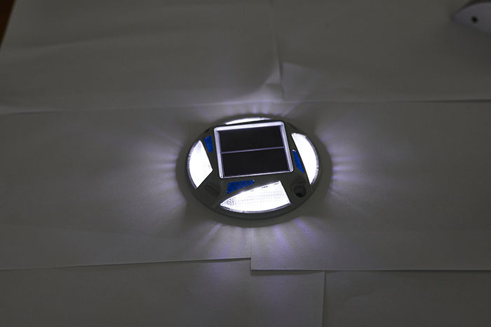 Échafaudage solaire avec charge 4,5h pour 20h Température de fonctionnement -20-70 et couleur LED blanche froide/blanche chaude/bleue