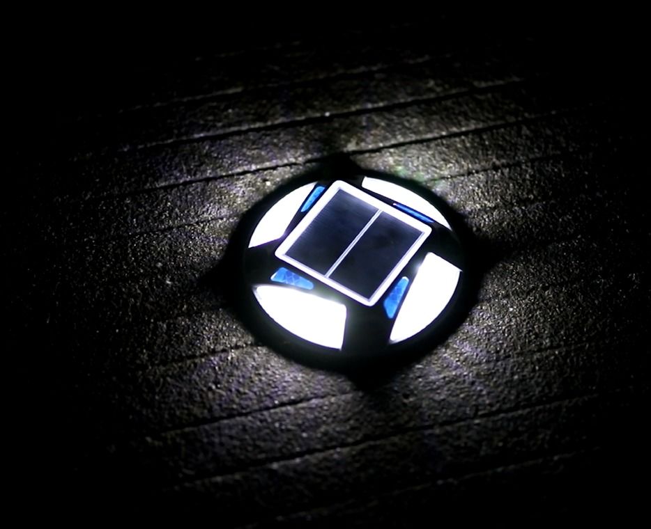 L'aluminium est utilisé pour la construction de routes solaires avec 12 perles LED, une batterie Ni-Mh de 1,2 V et une charge de 4,5 heures pour un fonctionnement de 20 heures.