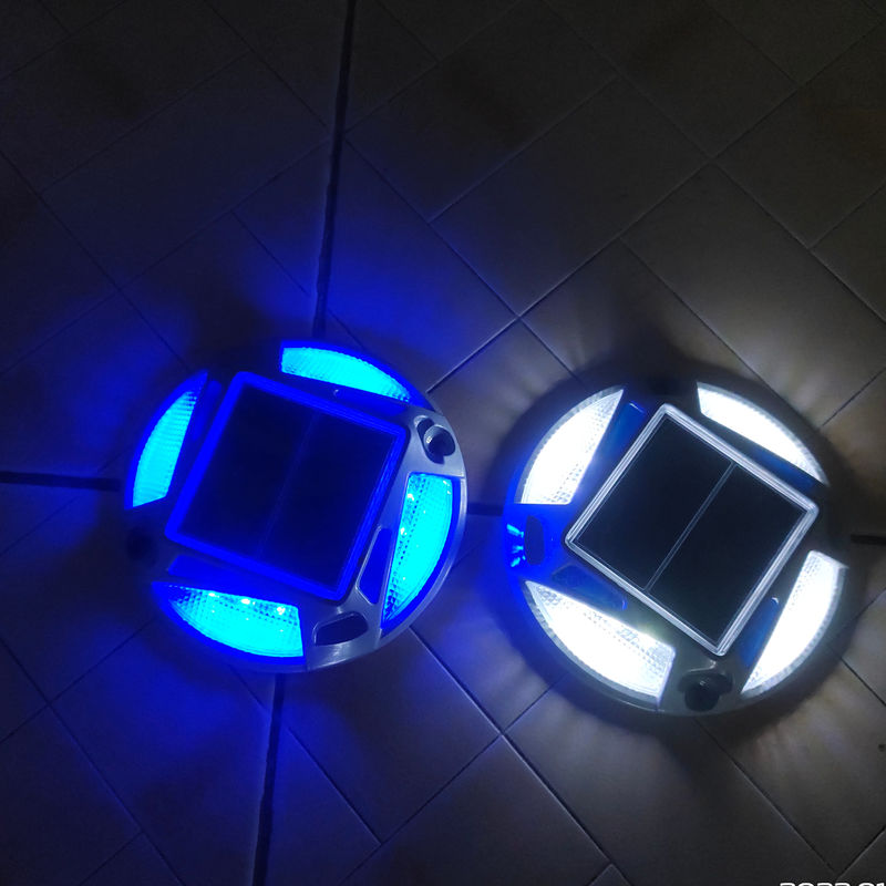 Un éclairage solaire blanc chaud avec 12 LED pour la sécurité routière et l'éclairage des allées