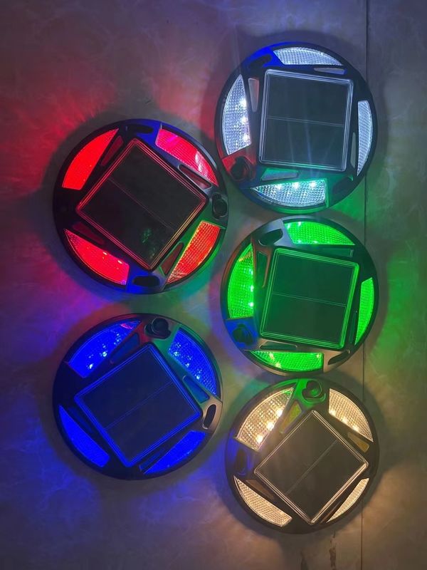 Un éclairage solaire blanc chaud avec 12 LED pour la sécurité routière et l'éclairage des allées